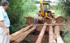 Rio Bonito - Secretarias de via&ccedil;&atilde;o e obras est&atilde;o reconstruindo a ponte sobre o Rio Le&atilde;o
