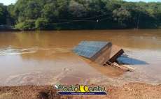 Guarania&ccedil;u - Balsa vira e caminh&atilde;o afunda no Rio Piquiri