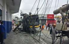 Van que seguia para vel&oacute;rio bate de frente com &ocirc;nibus