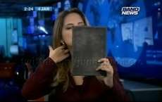 Apresentadora usa espelho para arrumar cabelo durante jornal da Band News
