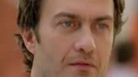 Na novela Em Família, André fica em perigo graças ao ciúme dentio de Laerte