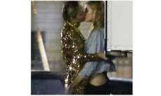Com direito a m&atilde;o boba, Miley Cyrus &eacute; fotografada aos beijos com modelo Stella Maxwell