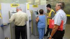 Aposentados come&ccedil;am a receber 2&ordf; parcela do 13&ordm; sal&aacute;rio