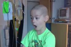 Menino de 7 anos, pula de alegria ao saber que teve alta de hospital - Veja o v&iacute;deo