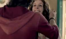 Comercial que mostra "saga" de casal com filho faz sucesso na internet. Assista