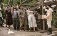 '&Ecirc;ta Mundo Bom': Po&ccedil;o de petr&oacute;leo &eacute; inaugurado e jorra surpresa