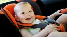 Deixar beb&ecirc; dormir na cadeirinha do carro pode ser erro fatal, diz estudo. Entenda