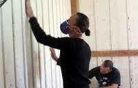 Policiais Militares colocam a &ldquo;m&atilde;o na massa&rdquo; para revitalizar escola