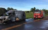 Quedas - Van do munic&iacute;pio &eacute; destru&iacute;da por inc&ecirc;ndio na PR-562