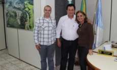 Nova Laranjeiras - Prefeito Lineu Gomes recebeu na &uacute;ltima quinta 11, visita da Assessora do Instituto das &Aacute;guas