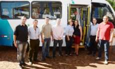 Rio Bonito - Cristina Silvestri entrega micro &ocirc;nibus para o munic&iacute;pio
