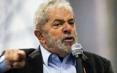 Lula chega a Curitiba em carro de passeio e dispensa escolta da PRF