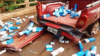 Motorista foge após bater picape carregada de cigarros contra ponte