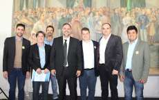 Pinh&atilde;o - Prefeito Odir Gotardo assina conv&ecirc;nio para aquisi&ccedil;&atilde;o de novos caminh&otilde;es