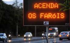 Multa por farol apagado em rodovias &eacute; retomada em todo o Pa&iacute;s
