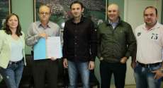 Cand&oacute;i - Prefeito e empres&aacute;rio assinam escritura do terreno da ind&uacute;stria AG Teixeira Agr&iacute;cola