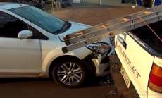Laranjeiras - Colisão entre carro e camionete é registrada no centro. Veja o vídeo