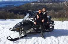 Camila Queiroz e Klebber Toledo posam juntos na neve em Bariloche