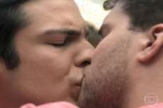 Beijo de F&eacute;lix e Niko &eacute; cena hist&oacute;rica em novela e quebra tabu na Globo