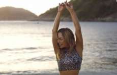 Cl&aacute;udia Leitte faz topless em videoclipe