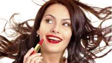 Truque! Tutorial ensina como esconder olheiras usando batom vermelho. Confira!