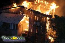 Guarania&ccedil;u - Casa &eacute; totalmente destru&iacute;da em inc&ecirc;ndio