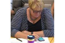 Deputada &eacute; flagrada jogando Pok&eacute;mon Go no Parlamento