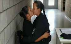 Aspirantes s&atilde;o expulsas da pol&iacute;cia por foto em que aparecem se beijando