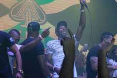 Bolt se despede do Brasil em balada e comemora seus 30 anos ao lado de brasileiras. Veja o v&iacute;deo!