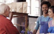 Atendentes 'pelados' surpreendem clientes em comercial da Nestl&eacute;. Assista