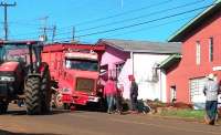 Candói - Caminhão desgovernado atinge uma funerária no Bairro Votorões