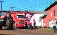 Cand&oacute;i - Caminh&atilde;o desgovernado atinge uma funer&aacute;ria no Bairro Votor&otilde;es