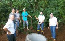 Nova Laranjeiras - Secretaria de Agricultura Executa trabalho de prote&ccedil;&atilde;o a nascente em propriedade rural