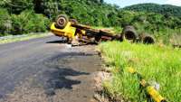 Caminhoneiro de Foz do Jordão fica ferido em capotamento na BR-373