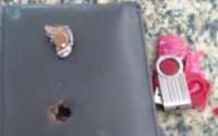 Homem baleado em assalto é salvo por pen drive que carregava no bolso