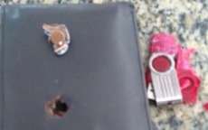 Homem baleado em assalto &eacute; salvo por pen drive que carregava no bolso