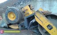 Máquina cai de trincheira em construção na BR-277