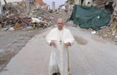 Papa Francisco faz visita surpresa em cidade italiana devastada por terremoto