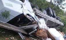 Catanduvas - Caminh&atilde;o carregado de polvilho tomba em rodovia e tr&ecirc;s pessoas ficam feridas