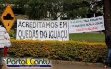 Quedas - Pra&ccedil;a Alzires Giraldi lotou em manifesto contra invas&atilde;o na Araupel