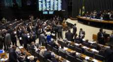 C&acirc;mara aprova em segundo turno PEC que reduz a maioridade penal