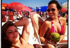 Vencedora da "Fazenda de Ver&atilde;o" da Record beija namorada na praia; veja