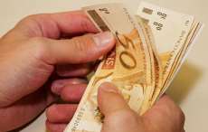 Sal&aacute;rio m&iacute;nimo em 2017 deve ser de 946 Reais
