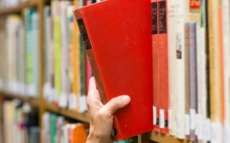 Homem acha livros emprestados h&aacute; 42 anos, calcula multa e manda cheque de R$ 5 mil para biblioteca