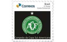 Selo em homenagem &agrave; Chapecoense est&aacute; dispon&iacute;vel nas ag&ecirc;ncias dos Correios