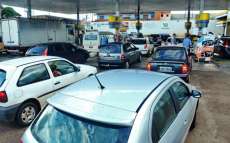 An&uacute;ncio de greve gera "corrida" a postos de combust&iacute;veis
