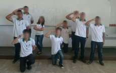 Alunos denunciam suspens&atilde;o ap&oacute;s publicarem foto em apoio a Bolsonaro