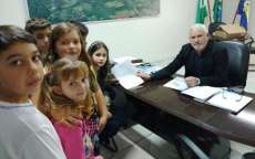Guarania&ccedil;u - Alunos visitam prefeito em seu gabinete