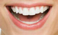 O que tr&ecirc;s meses de uso podem fazer com uma escova de dentes nova? Veja v&iacute;deo