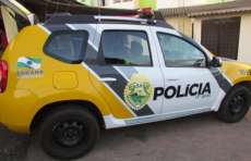 Rapaz amea&ccedil;a cortar o pesco&ccedil;o da m&atilde;e com faca